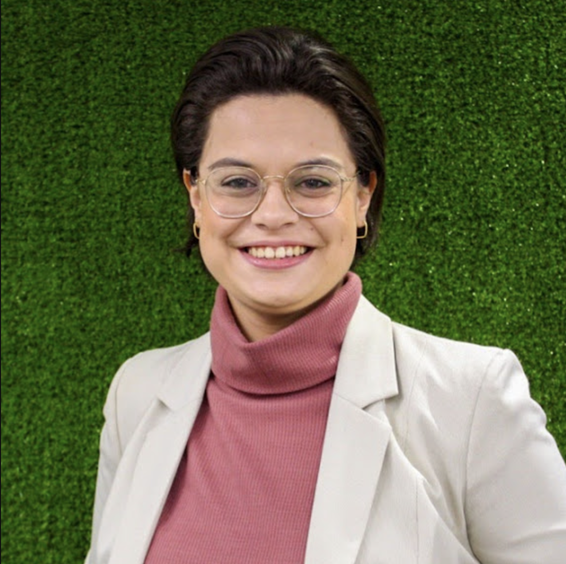 Beatrice Castro em retrato com blazer claro